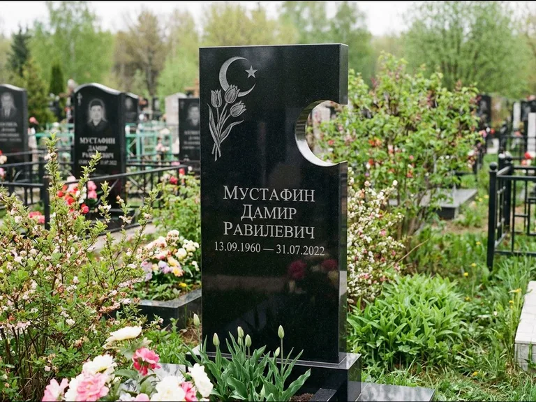 Мусульманский памятник: стела с боковым вырезом в форме полумесяца — гравировка минарета с полумесяцем, низкие кусты в цвету, работа «Мустафин» в Тюмени