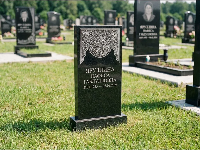 Мусульманский памятник: небольшая скромная невысокая стела — золочёная гравировка мечети, аккуратный участок с газоном, работа «Фахрутдинова» в Тюмени