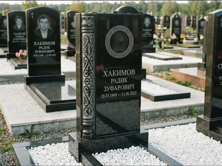 Мусульманский памятник: стела с боковой резной орнаментальной колонной — детализированная гравировка мечети Кул-Шариф, белая мраморная крошка, работа «Хабибуллин» в Тюмени