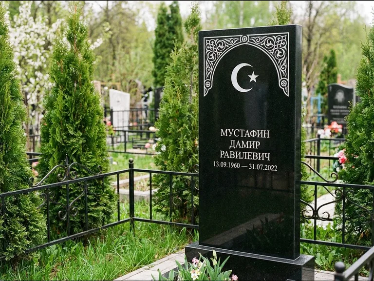 Мусульманский памятник — полумесяц со звездой и орнамент-бордюр, работа «Мустафин» в Тюмени