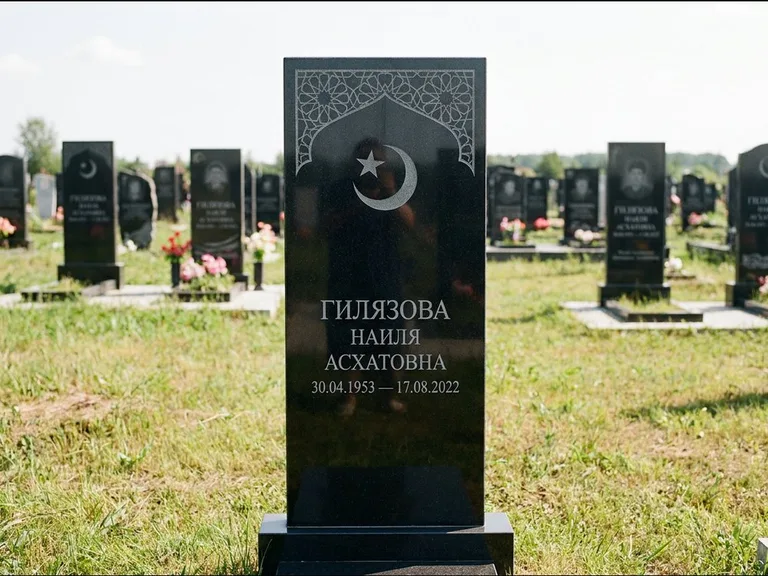 Мусульманский памятник: узкая вертикальная стела-пилон с полумесяцем — гравировка мечети в михраб-арке с орнаментом, открытая лужайка без ограды, работа «Ибрагимова» в Тюмени