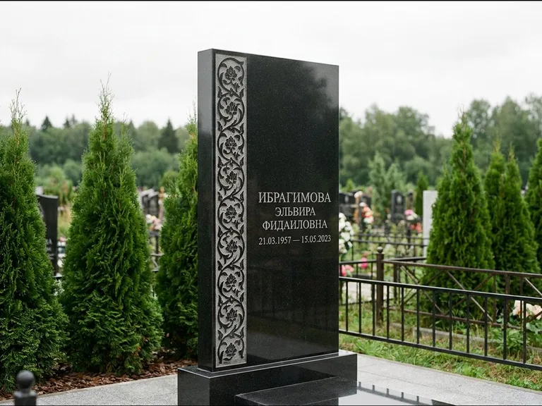 Мусульманский памятник — колонна ислими по краю стелы, работа «Ибрагимова» в Тюмени