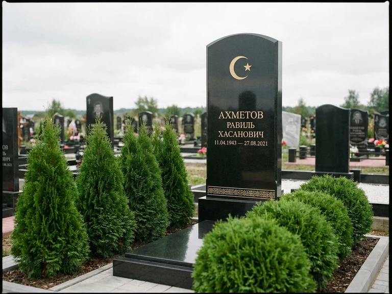 Гравировка полумесяца на памятник в Тюмени — памятник из чёрного гранита с гравировкой
