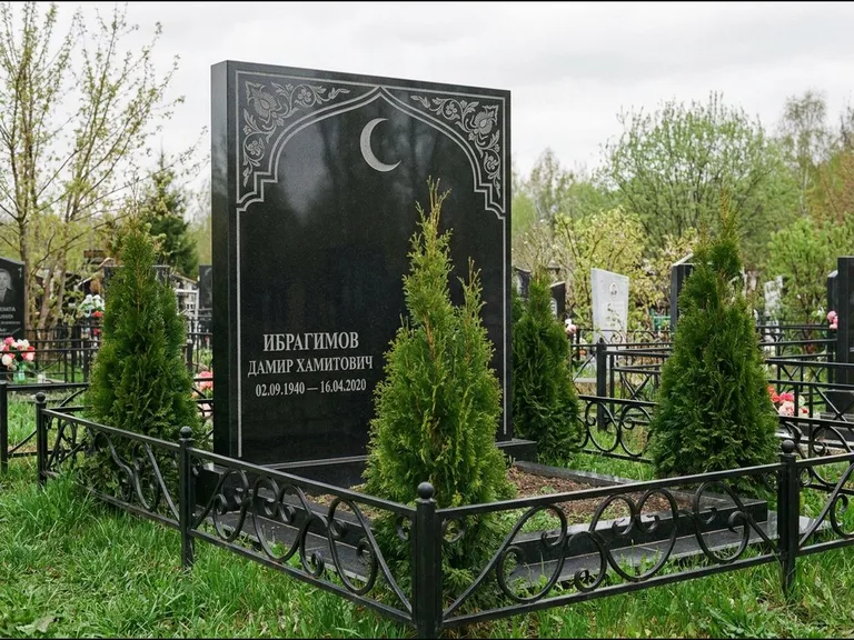Памятник с гравировкой полумесяца — гравировка полумесяца в восточной арке с орнаментом, работа «Ибрагимов» в Тюмени