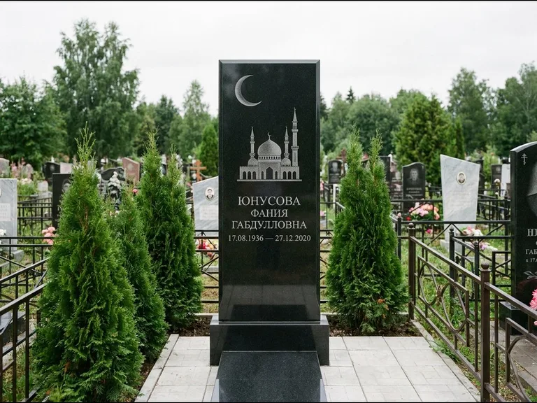 Памятник с гравировкой полумесяца — гравировка полумесяца над силуэтом мечети, работа «Юнусова» в Тюмени