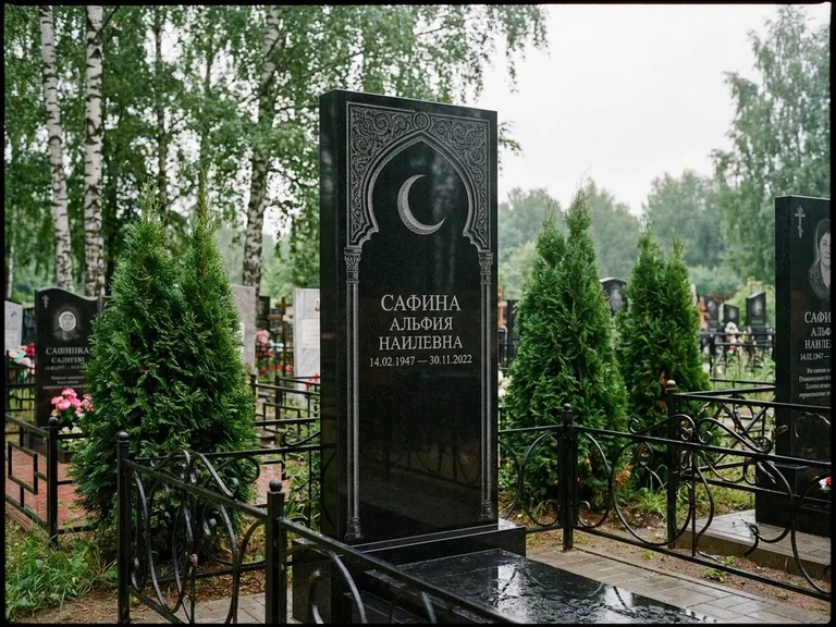 Памятник с гравировкой полумесяца — гравировка полумесяца в восточной арке с орнаментом, работа «Сафина» в Тюмени