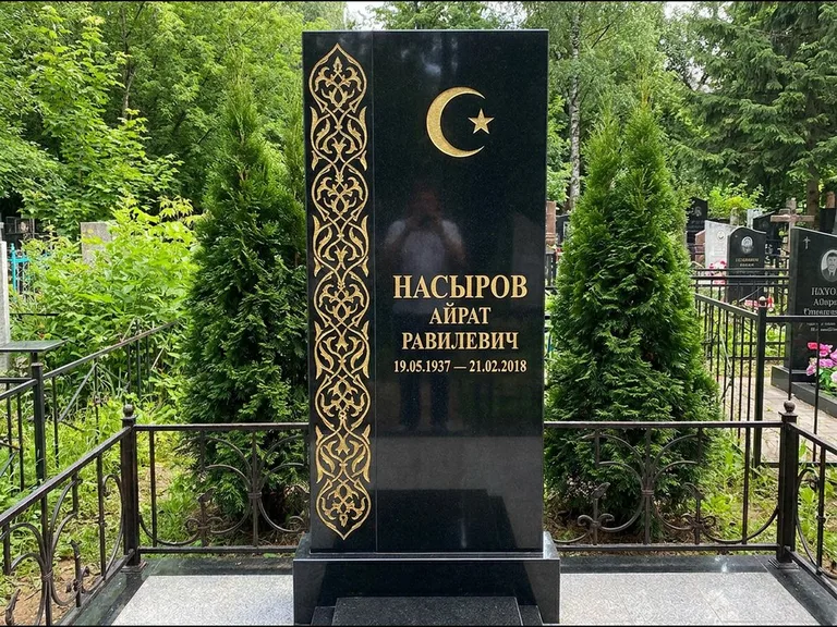 Памятник с гравировкой полумесяца — золочёный полумесяц и колонна растительного орнамента-ислими, работа «Насыров» в Тюмени
