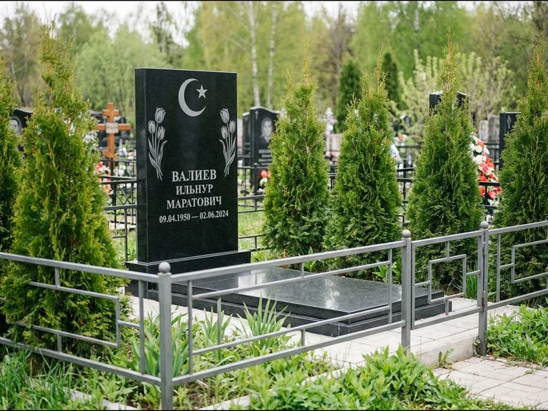 Памятник с гравировкой полумесяца — гравировка полумесяца со звездой и тюльпанами по бокам, работа «Валиев» в Тюмени