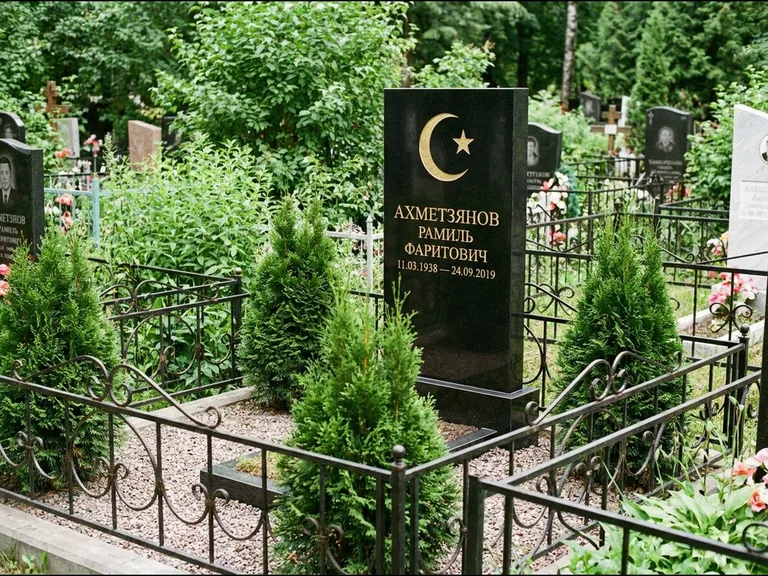 Памятник с гравировкой полумесяца — золочёная гравировка полумесяца со звездой в верхней части с, работа «Ахметзянов» в Тюмени