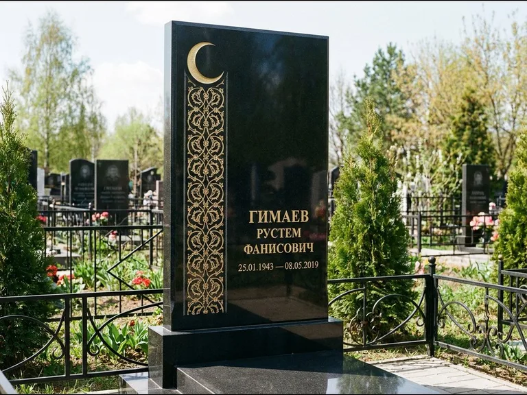 Памятник с гравировкой полумесяца — золочёный полумесяц и колонна растительного орнамента-ислими, работа «Гимаев» в Тюмени
