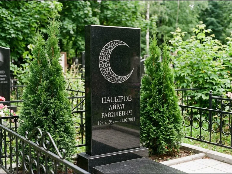 Памятник с гравировкой полумесяца — гравировка полумесяца в геометрическом орнаменте-гирихе, работа «Насыров» в Тюмени