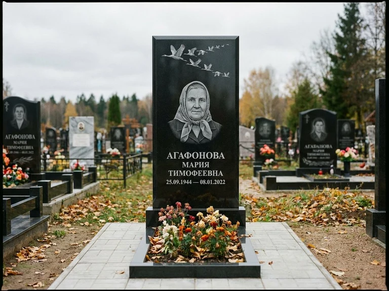 Гравировка журавлей на памятник в Тюмени — памятник из чёрного гранита с гравировкой