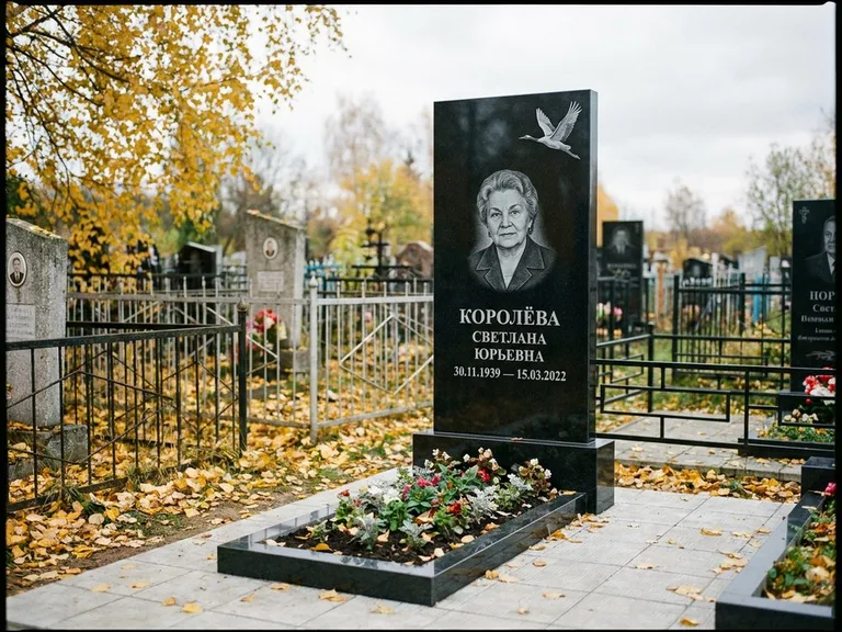 Памятник с гравировкой журавлей — белая гравировка клина журавлей, уходящего в верхний угол ст, работа «Королёва» в Тюмени