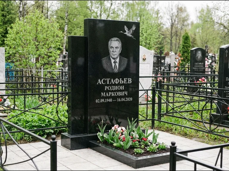 Памятник с гравировкой журавлей — гравировка одиночного летящего журавля над портретом, работа «Астафьев» в Тюмени