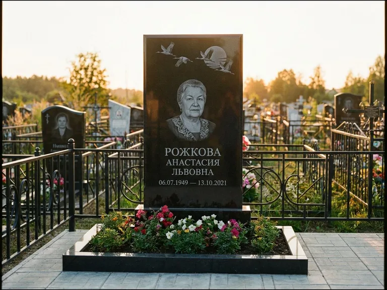 Памятник с гравировкой журавлей — гравировка клина журавлей на фоне солнечного диска, работа «Рожкова» в Тюмени