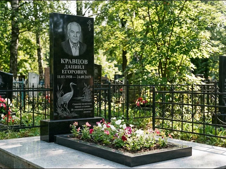 Памятник с гравировкой журавлей — гравировка журавля у камышей рядом с эпитафией, работа «Кравцов» в Тюмени