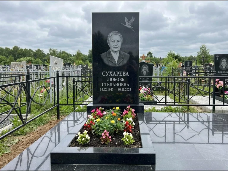 Памятник с гравировкой журавлей — гравировка одиночного летящего журавля над портретом, работа «Сухарева» в Тюмени