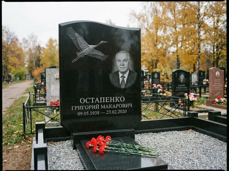 Памятник с гравировкой журавлей — гравировка журавлей, работа «Остапенко» в Тюмени