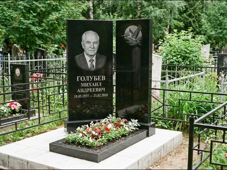 Памятник с гравировкой журавлей — гравировка клина журавлей на фоне солнечного диска, работа «Голубев» в Тюмени