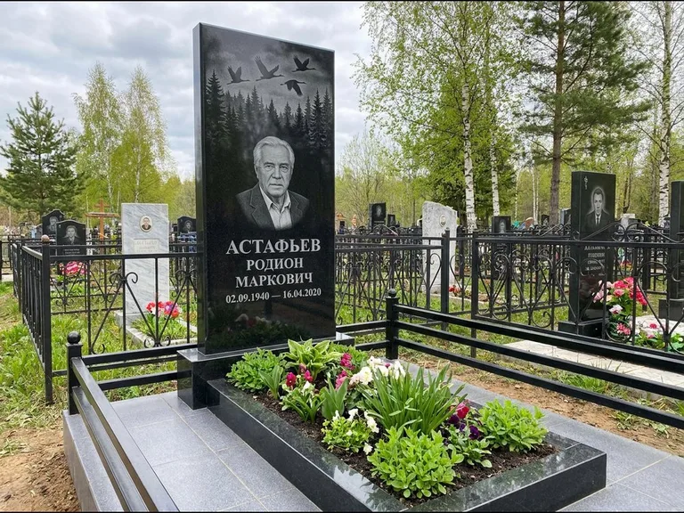 Памятник с гравировкой журавлей — гравировка силуэтов журавлей над еловым лесом, работа «Астафьев» в Тюмени