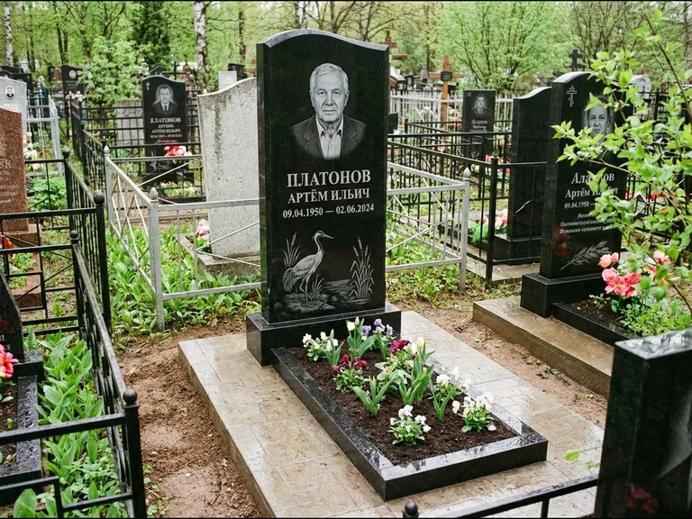 Памятник с гравировкой журавлей — гравировка журавля у камышей рядом с эпитафией, работа «Платонов» в Тюмени