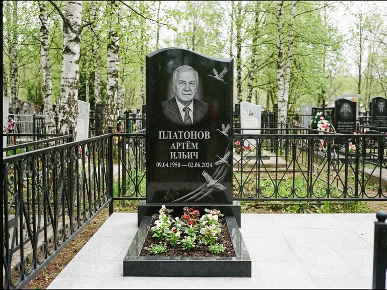 Памятник с гравировкой журавлей — гравировка трёх журавлей по диагонали через свободное поле с, работа «Платонов» в Тюмени