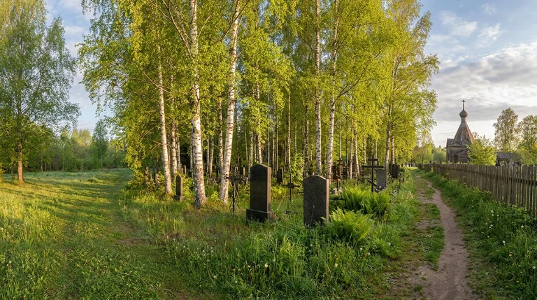 Гранитный памятник на кладбище Берёзовая роща в посёлке Новинки Нижнего Новгорода
