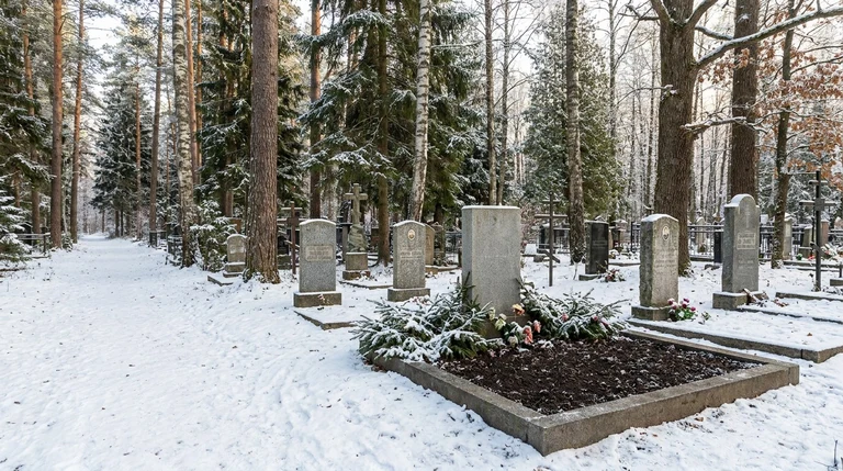 Гранитный памятник на Бессоновском кладбище в селе Бессоновка под Пензой