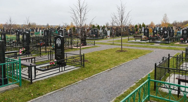 Памятники на Безымянском кладбище в Самаре