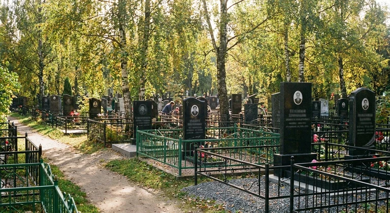 Памятники на Богословском кладбище в Санкт-Петербурге