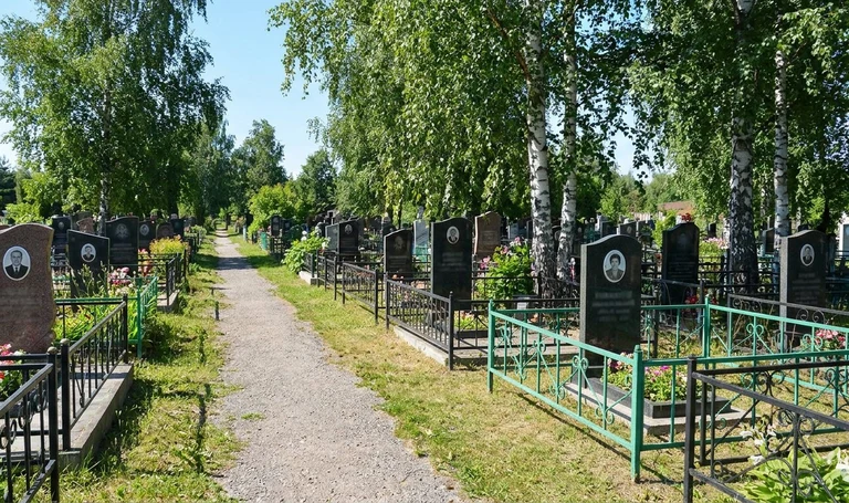 Памятники на Бугровском кладбище в Нижнем Новгороде