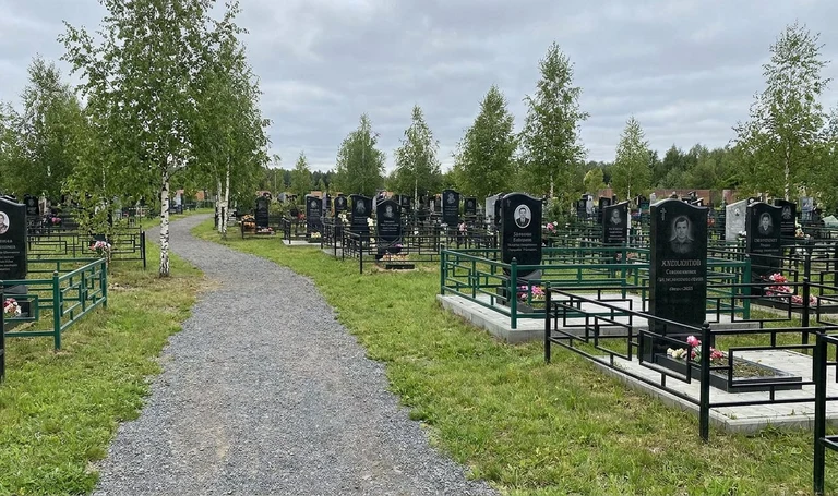 Памятники на городском кладбище в микрорайоне Птицефабрика в Якутске