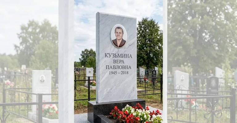 Памятник с цветником, Пример гранитного памятника для установки на Лесном кладбище в Воронеже