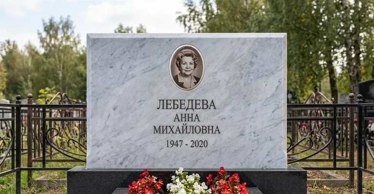 Памятник с оградой, Памятники мастерской «Мастер Каменев» на кладбищах Тюмени