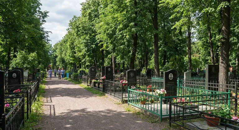 Аллея на новом кладбище станицы Динской