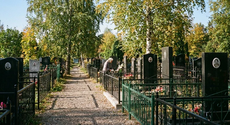 Памятники на кладбище Марьина Роща в Нижнем Новгороде