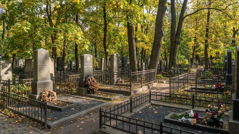 Гранитные памятники на Пороховском кладбище в Санкт-Петербурге работы мастерской Мастер Каменев