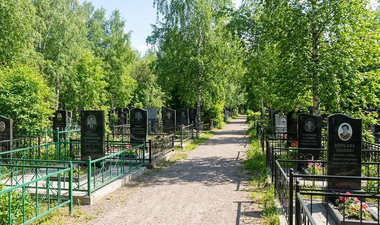 Памятники на Рубёжном кладбище в Самаре