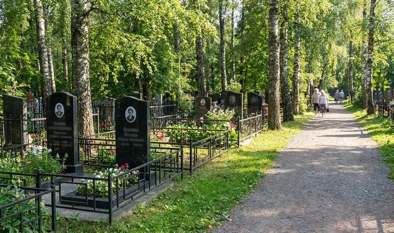 Памятники на Самосыровском кладбище в Казани