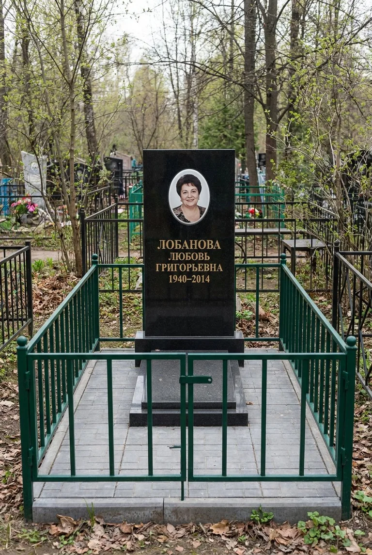 Памятник с оградой на Богословском кладбище