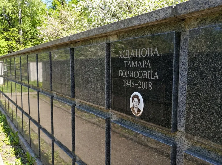 Плита на нишу колумбария на Большеохтинском кладбище