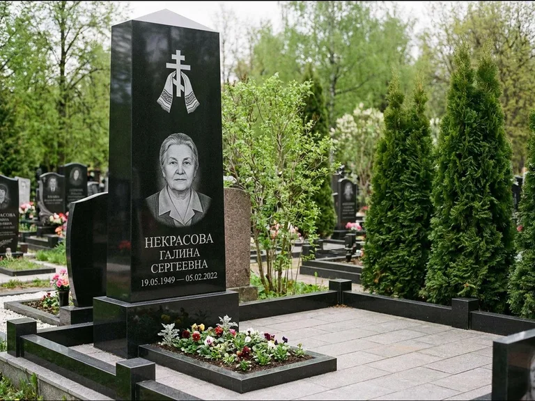 Памятник из чёрного гранита — стела-пилон с ажурным резным крестом, работа «Ерофеева» в Тюмени