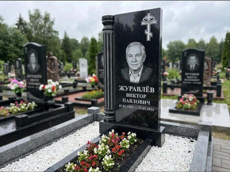 Памятник из чёрного гранита — семейный мемориал из двух стел с крестом с рушником, работа «Гущин» в Тюмени