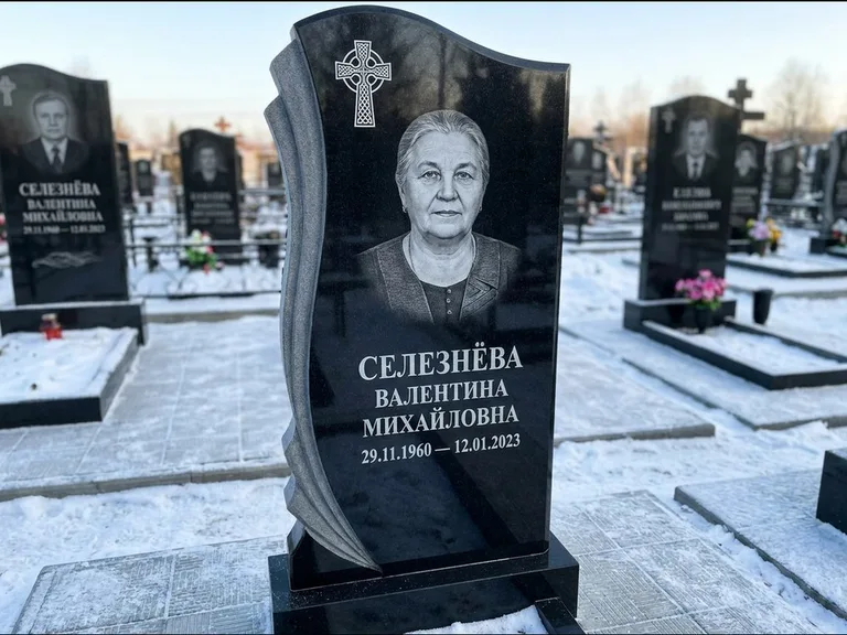 Памятник из чёрного гранита — восьмигранный обелиск с кельтским крестом, работа «Некрасова» в Тюмени