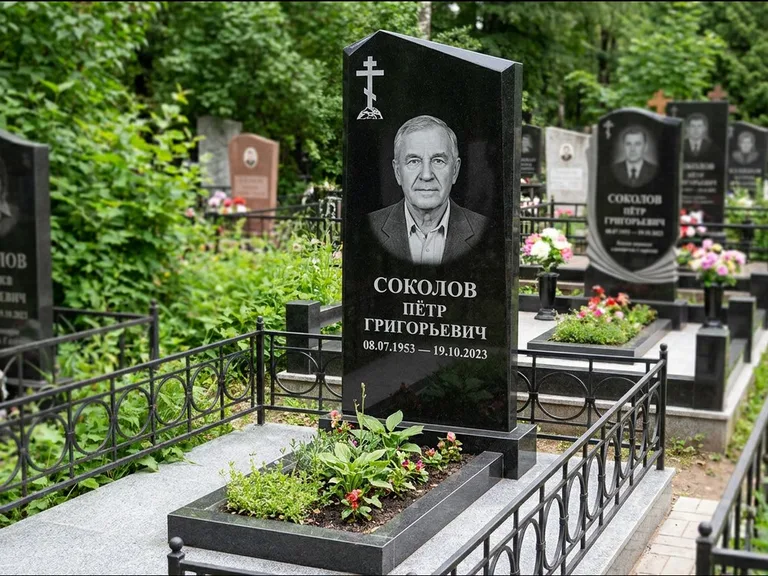 Памятник из чёрного гранита — полукруглая стела с крестом на Голгофе, работа «Журавлёв» в Тюмени