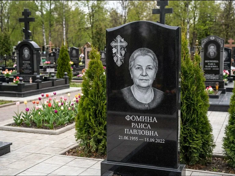 Памятник из чёрного гранита — двухцветная стела с крестом с распятием, работа «Одинцова» в Тюмени