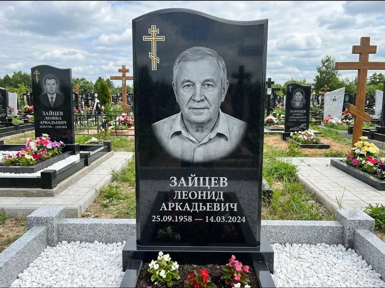 Памятник из чёрного гранита — горизонтальная семейная стела с аркой с процветшим крестом с виноградной лозой, работа «Верещагин» в Тюмени