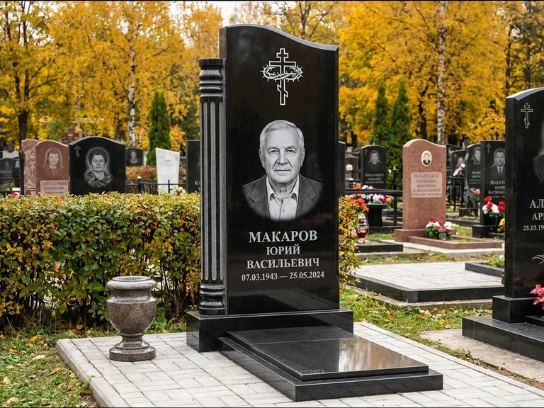 Памятник из чёрного гранита — асимметричная стела с крестом с рушником, работа «Панкратов» в Тюмени
