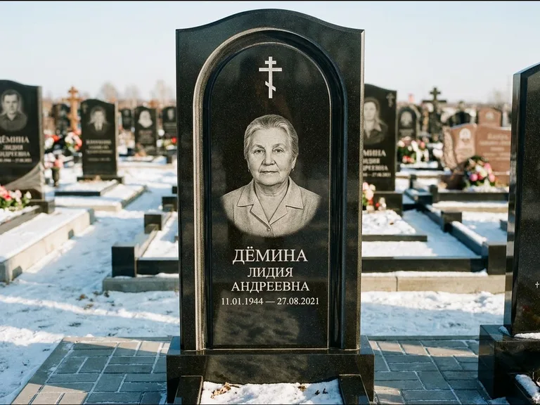 Памятник из чёрного гранита — стела-триптих с крестом с терновым венцом, работа «Ерофеева» в Тюмени