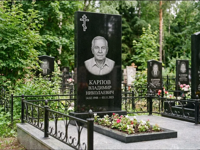 Памятник из чёрного гранита — узкая стела с ажурным крестом с православным восьмиконечным крестом, работа «Гущин» в Тюмени